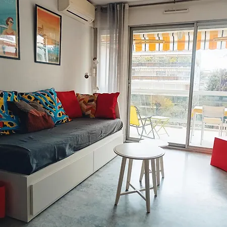 Climatise A Les Pins Dans Avec Piscine Appartement Juan-les-Pins