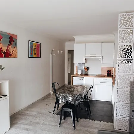 Appartement Climatise A Les Pins Dans Avec Piscine *