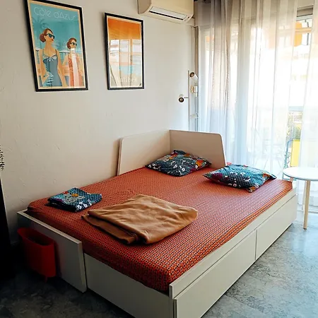 Appartement Climatise A Les Pins Dans Avec Piscine *