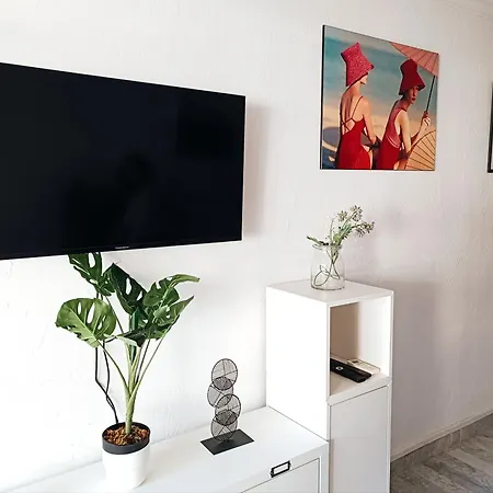 Climatise A Les Pins Dans Avec Piscine * Juan-les-Pins