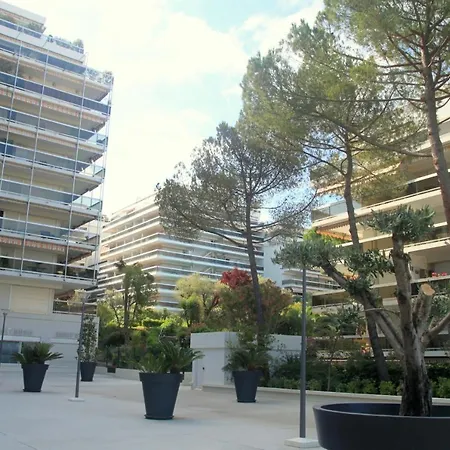 Apartament Climatise A Les Pins Dans Avec Piscine