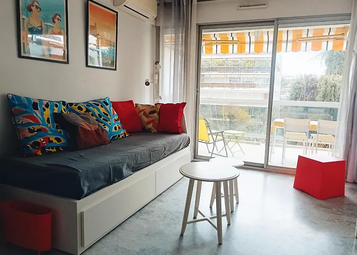 Climatise A Les Pins Dans Avec Piscine Lejlighed Juan-les-Pins