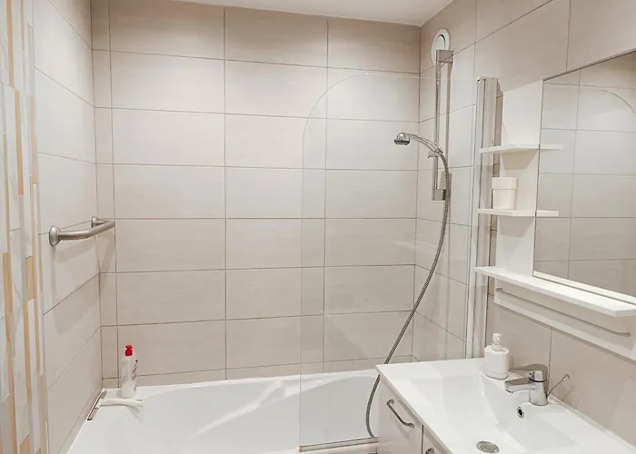 Climatise A Les Pins Dans Avec Piscine جوان ليه باه