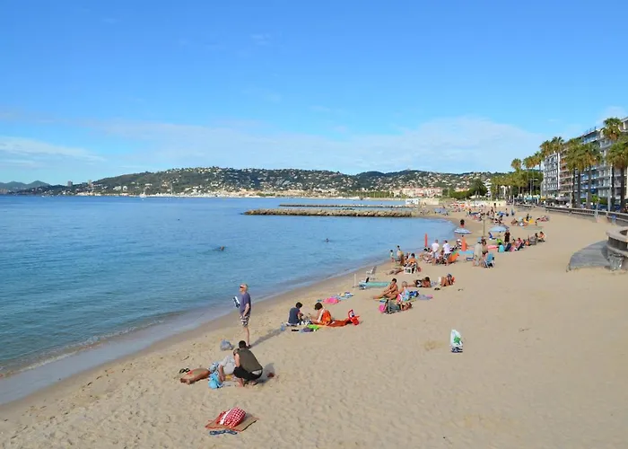 Climatisé à Les Pins Dans Résidence Avec Piscine Appartement *