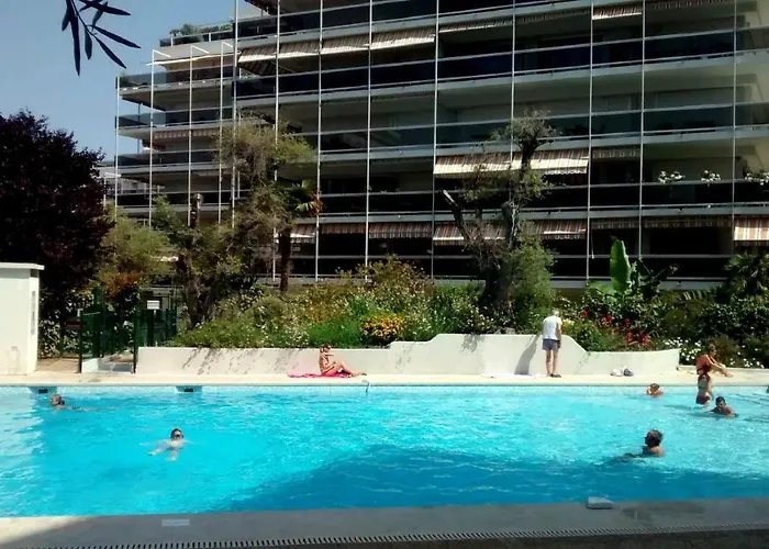 Climatise A Les Pins Dans Avec Piscine Апартаменты Жуан-ле-Пен